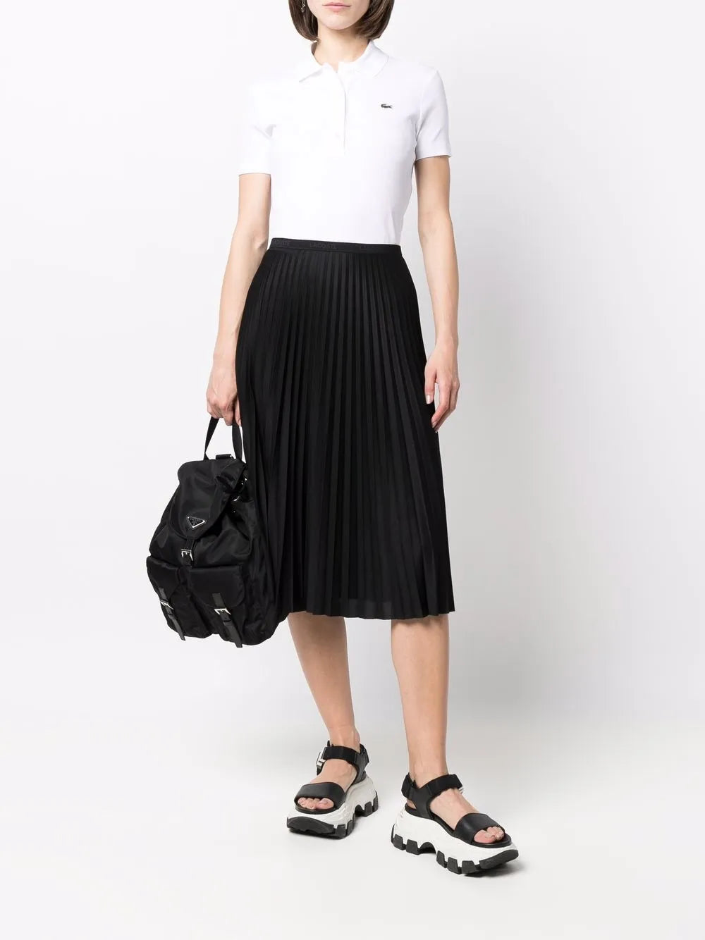 saia plissada com logo na cintura